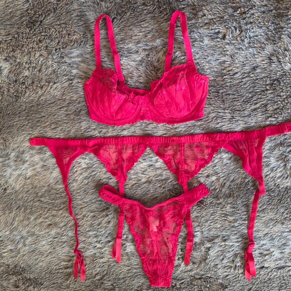 Victoria's Secret red lace 3-item set. 34C bra, thong & garter - Picture 7 of 7